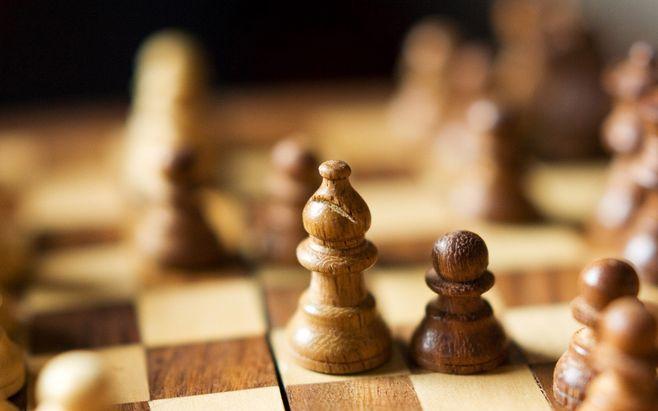 Người mua thuốc phải xem giá niêm yết để tránh bị thiệt. Ảnh: P.V